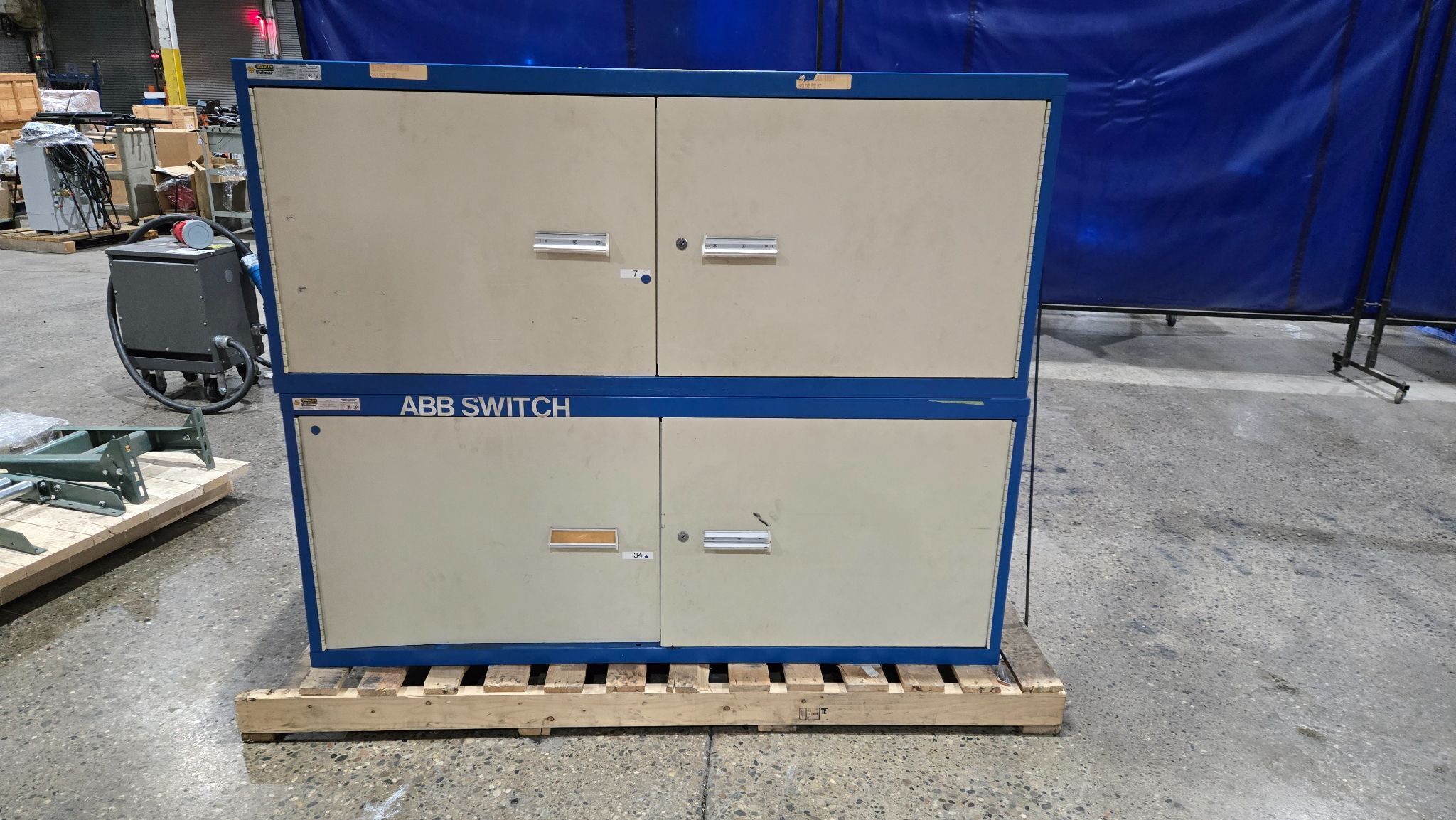 LOT OF 2 STANLEY VIDMAR 2 SHELVES CABINETS USED 0