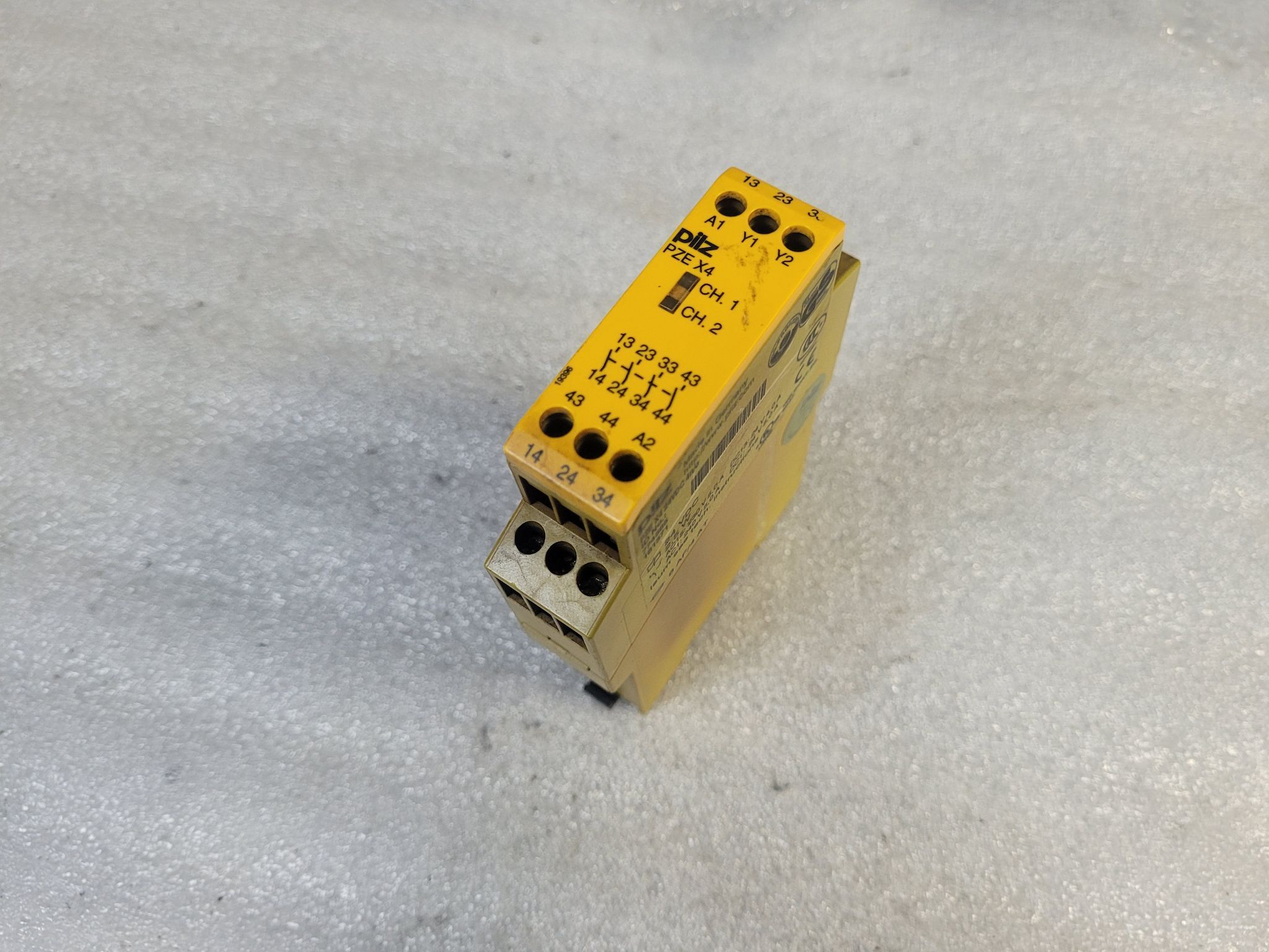 PILZ PZE-X4P-24VDC-4N/O Safety Relay Module USED 0