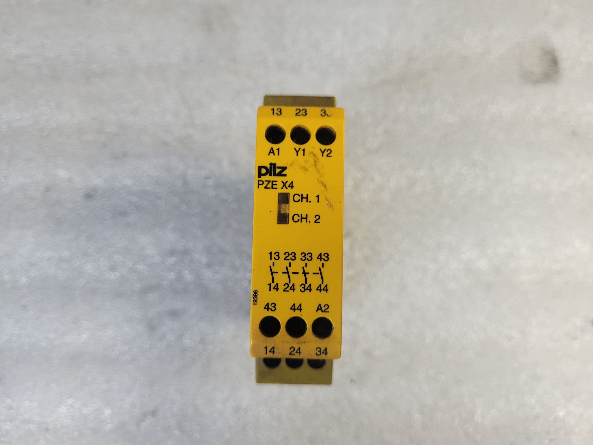 PILZ PZE-X4P-24VDC-4N/O Safety Relay Module USED 1