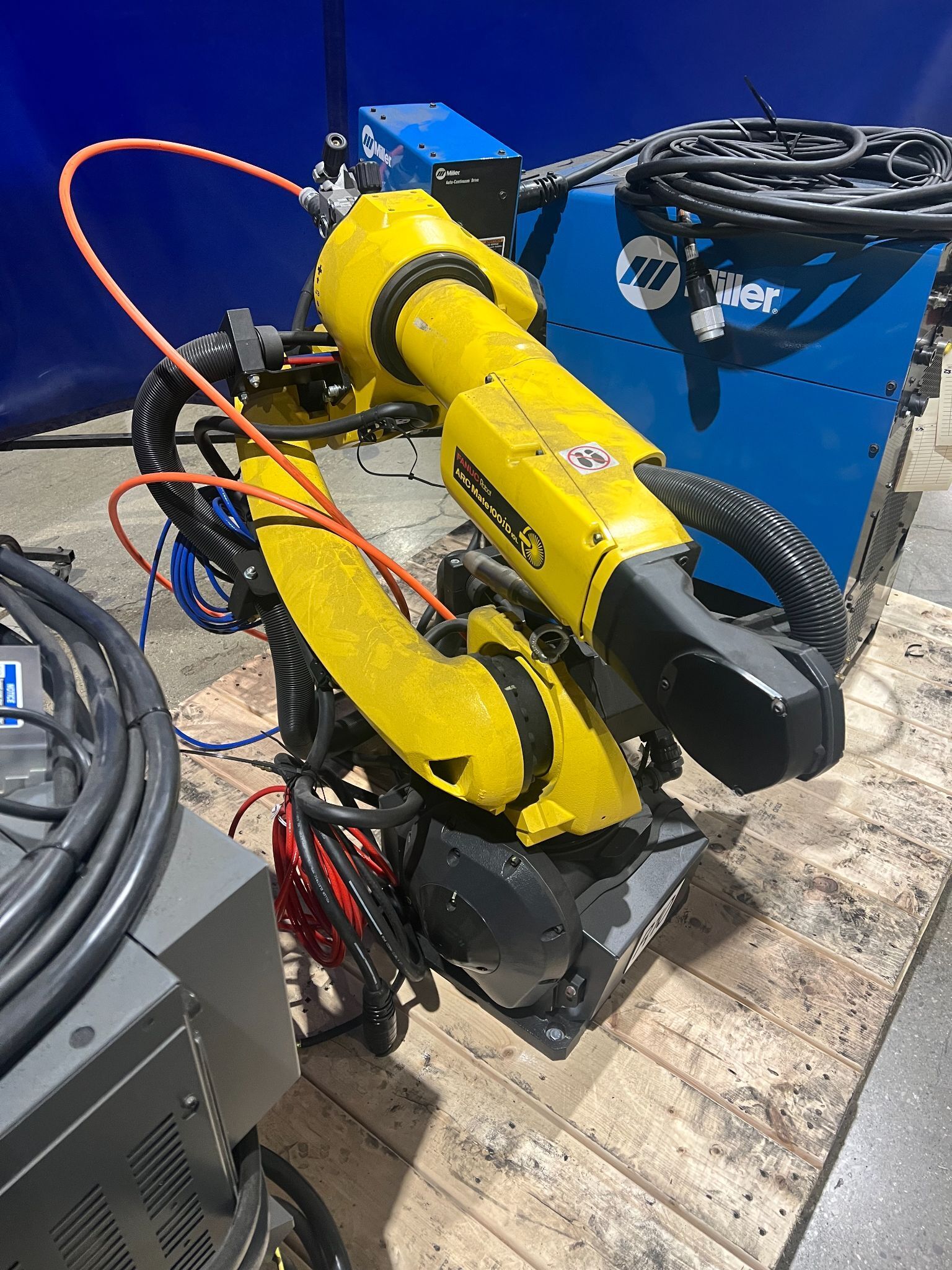 FANUC ArcMate 100iD/10L w/ R-30iB PLUS Controls & Weld Package USED Low Hours 1