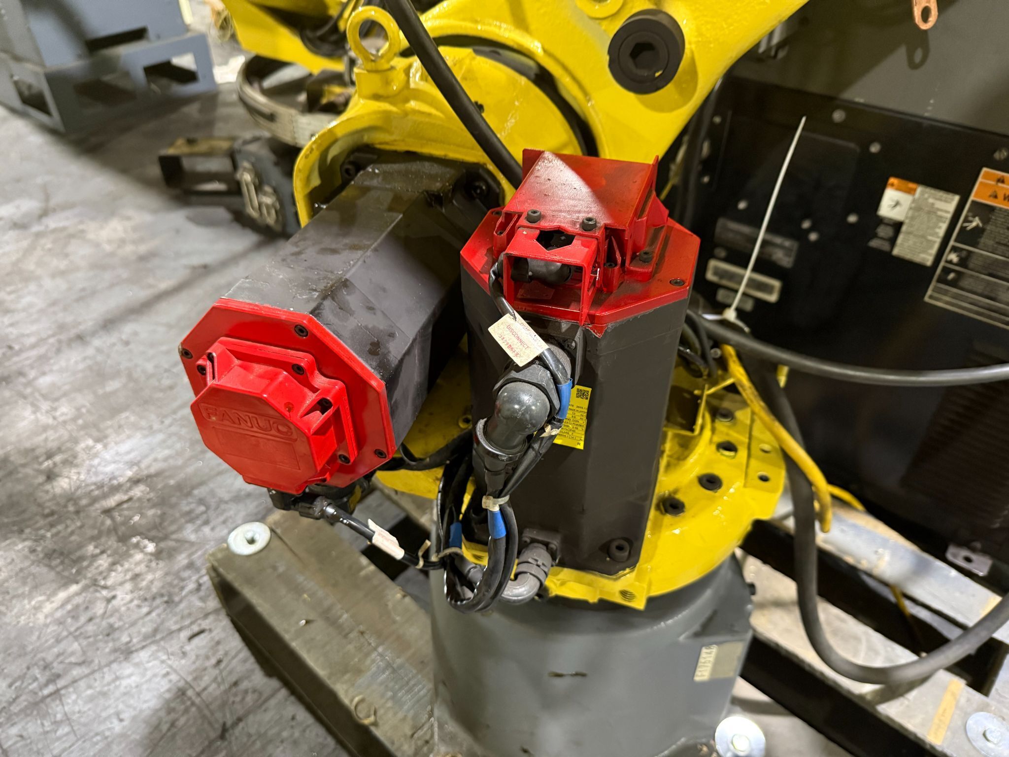 FANUC - ArcMate 120iC w/ R-30iA Controls & Lincoln i400 Weld Package USED 2