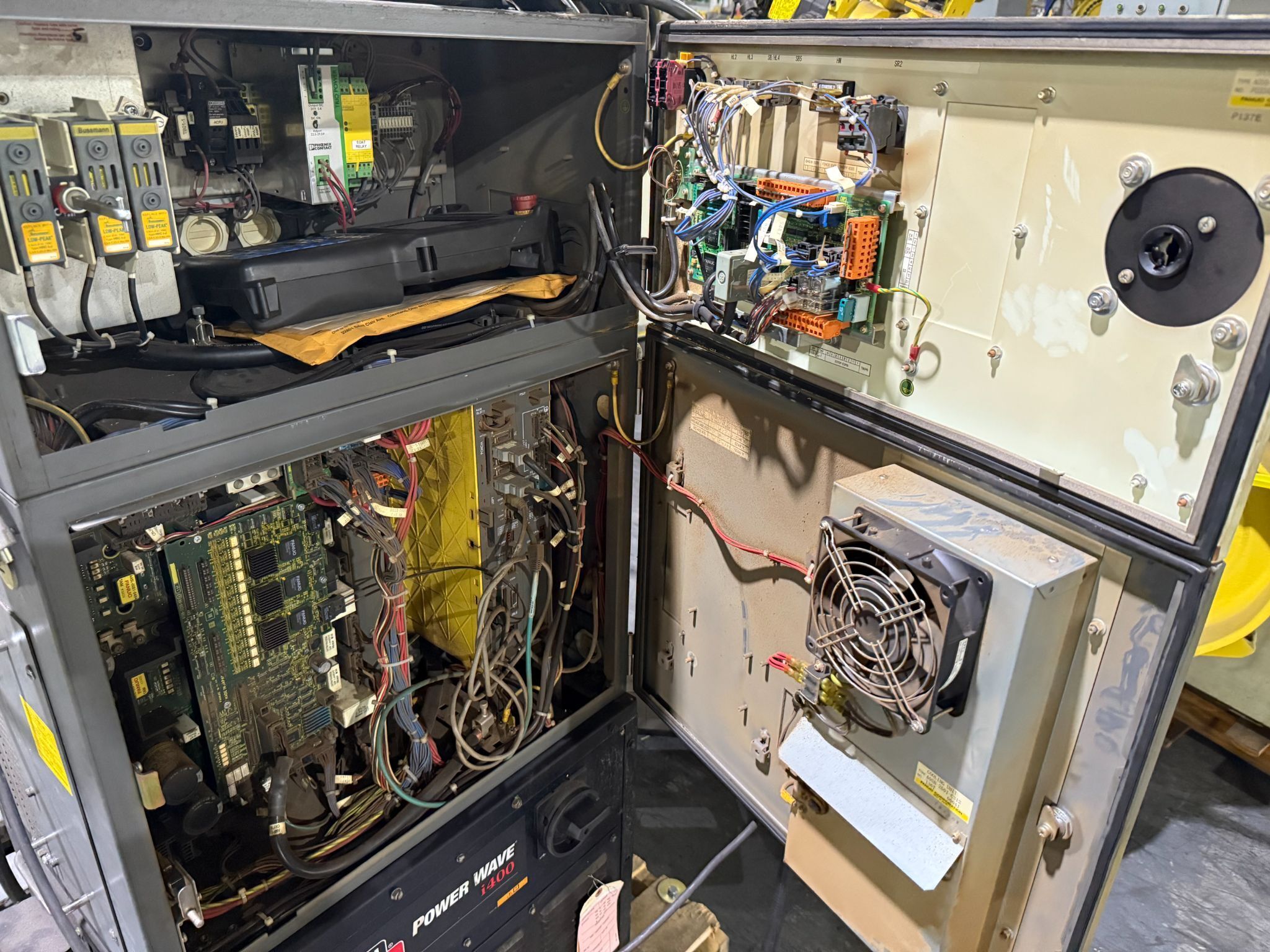 FANUC - ArcMate 120iC w/ R-30iA Controls & Lincoln i400 Weld Package USED 9
