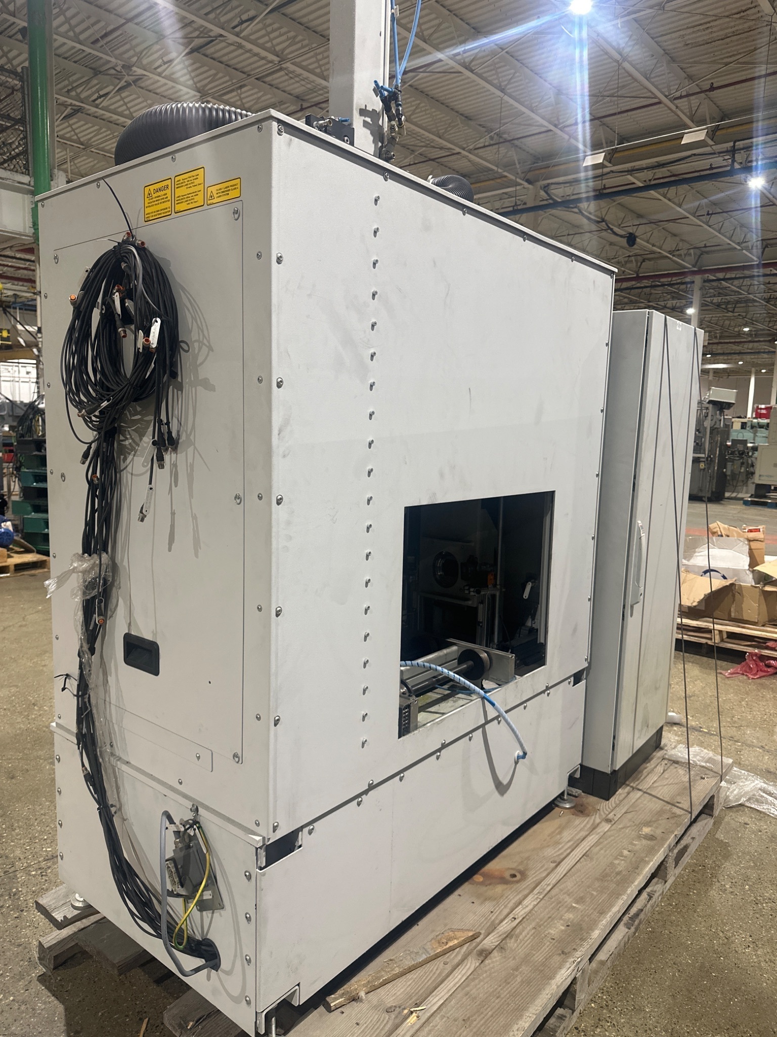 KEYENCE YV04 FIBER LASER CUTTING MACHINE USED 9
