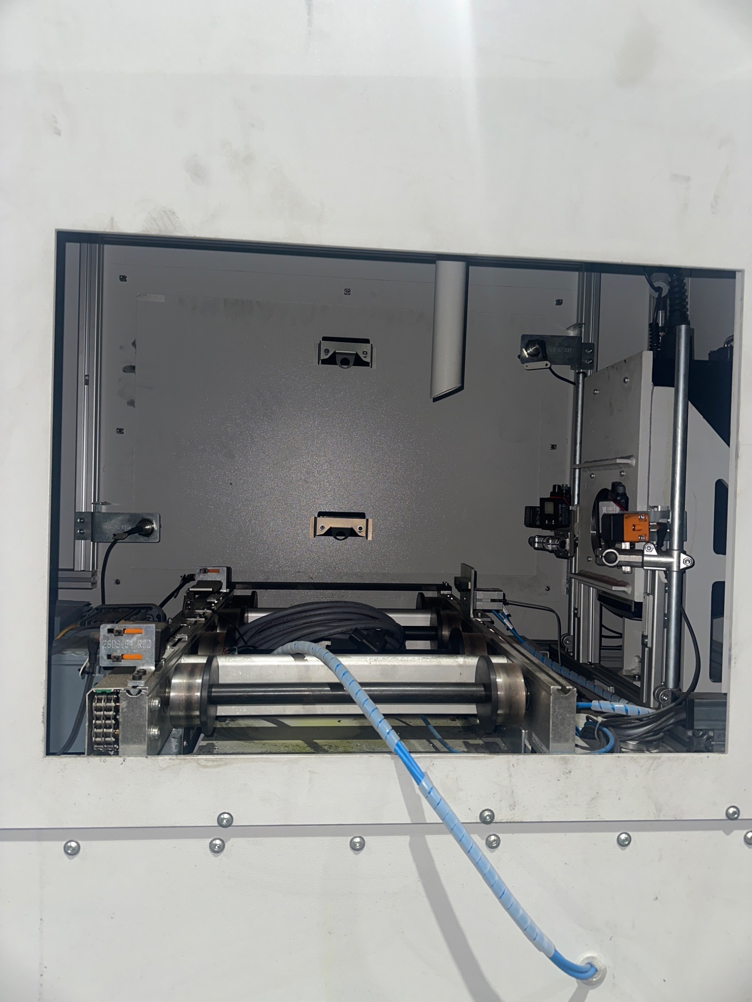 KEYENCE YV04 FIBER LASER CUTTING MACHINE USED 10