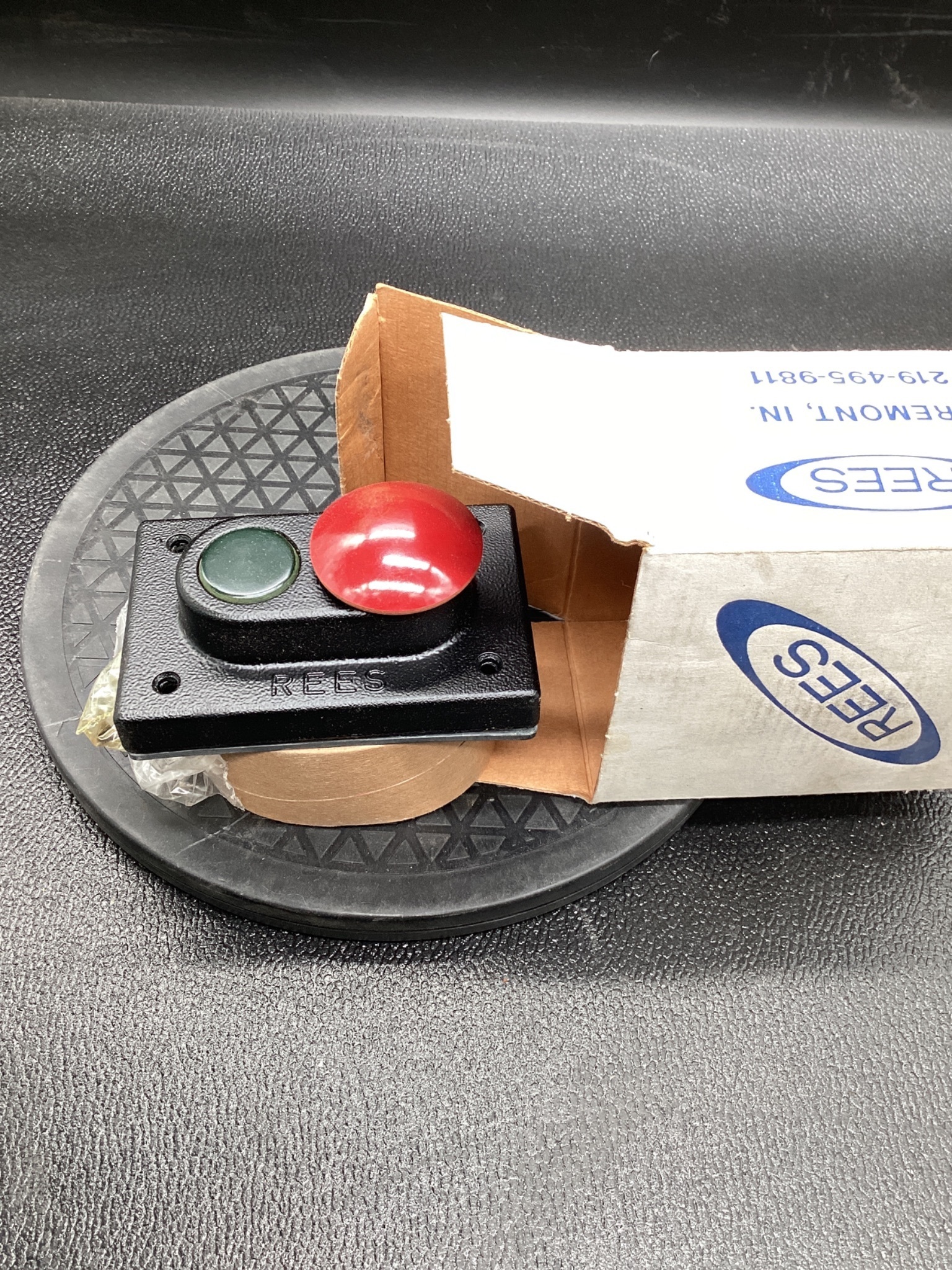 REES 03605-132 Pushbutton Assembly NEW 4