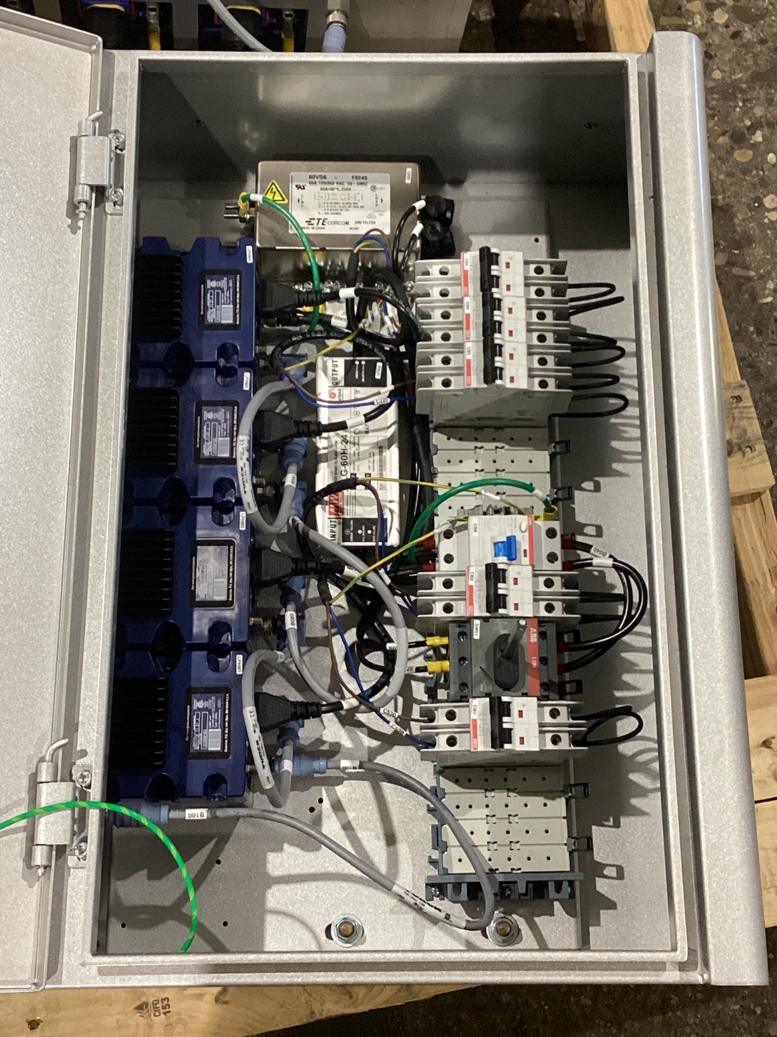 GRACO 24C526 4-Zone Warmmelt Enclosure USED 1